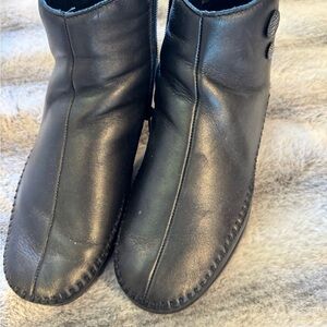 Sas boots with side zipper in black leather